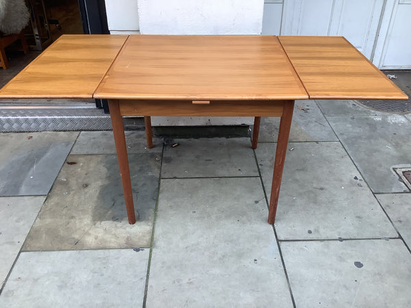 1960’s Danish drawleaf dinning table